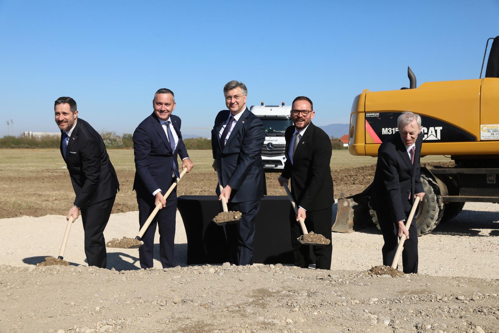 11.04.2025., Velika Gorica,  svecano otvaranje gradilišta buduceg kampa Hrvatskog nogometnog saveza u Velikoj Gorici  Na svecanom otvaranju sudjelovali su, izmedju ostalih, premijer Andrej Plenkovic s izaslanstvom Vlade Republike Hrvatske, gradonacelnik Velike Gorice Kresimir Ackar uz predstavnike Grada, zupan Stjepan Kozic s delegacijom Zagrebacke zupanije i predsjednik Hrvatskog nogometnog saveza Marijan Kustic uz rukovodstvo i Izvrsni odbor HNS-a. Photo: Robert Anic/PIXSELL