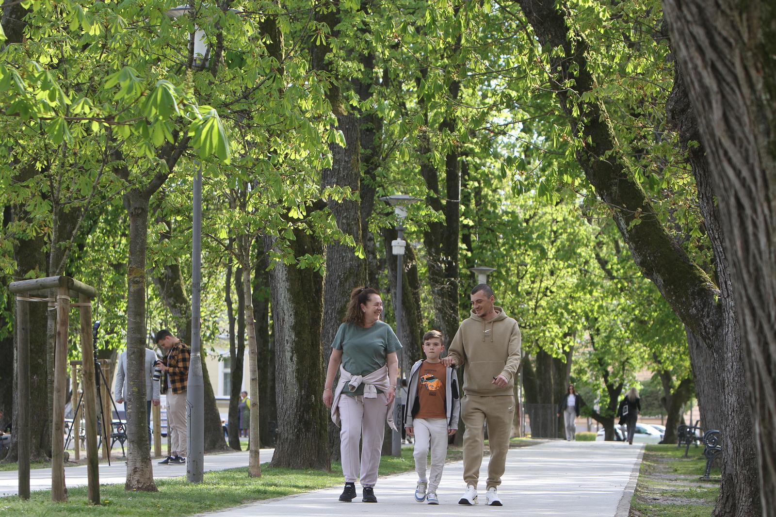 11.04.2025., Karlovac - Iznadprosjecno toplo i suncano vrijeme izmamilo je gradane u parkove. Photo: Kristina Stedul Fabac/PIXSELL