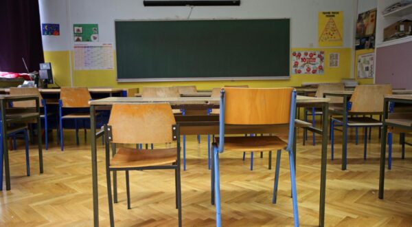 11.05.2020.,Sibenik - Odlukom Stozera za civilnu zastitu nakon mjesec i pol dana skole su otvorile svoja vrata.Odaziv ucenika je mali i ucionice su i dalje prazne. rPhoto: Dusko Jaramaz/PIXSELL