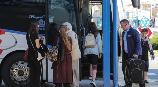 12.03.2020., Zagreb - Na glavnom zagrebackom autobusnom kolodvoru, postavljene obavijesti o koronavirusu, malobrojni putnici ne nose zastitne maske i promet tece uobicajnim redom.rPhoto: Robert Anic/PIXSELL