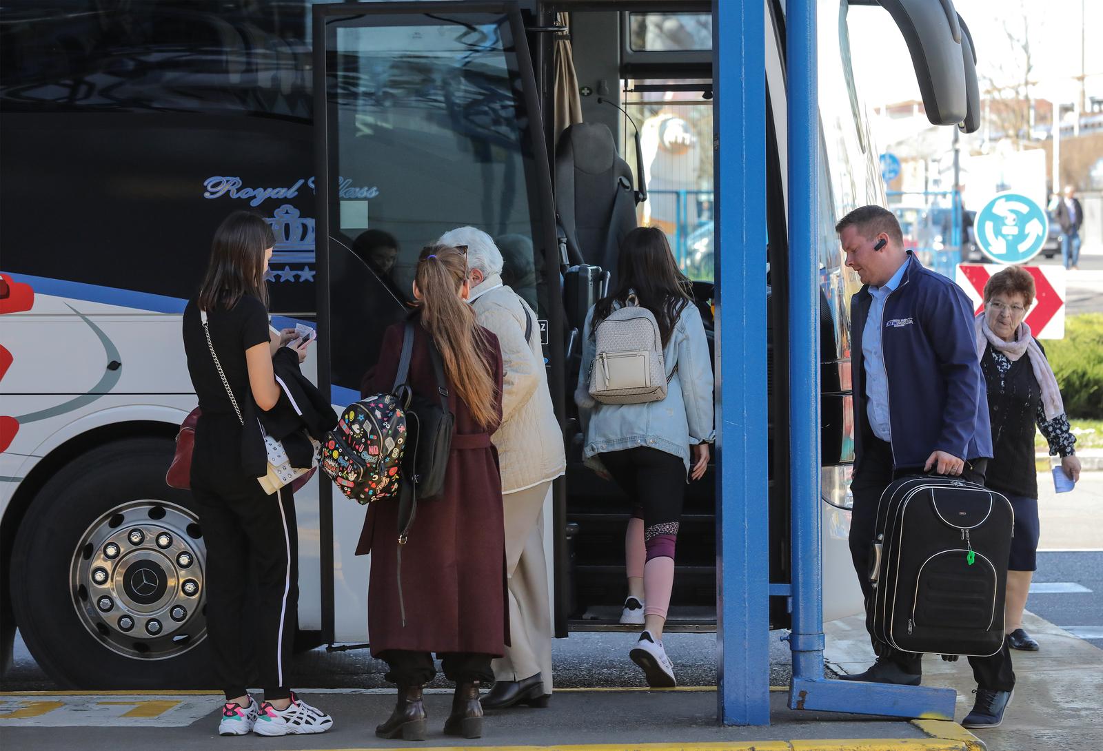 12.03.2020., Zagreb - Na glavnom zagrebackom autobusnom kolodvoru, postavljene obavijesti o koronavirusu, malobrojni putnici ne nose zastitne maske i promet tece uobicajnim redom.rPhoto: Robert Anic/PIXSELL