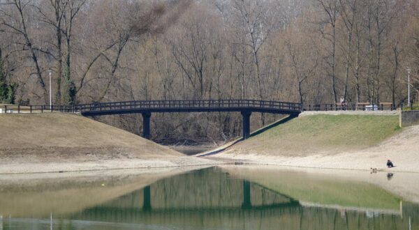 13.03.2022., Zagreb - Dok se Zagreb polako budi, nekolicina gradjana odlucila je iskoristiti lijepo vrijeme te uzivati u mirnom nedjeljnom jutru na Bundeku. Photo: Slaven Branislav Babic/PIXSELL