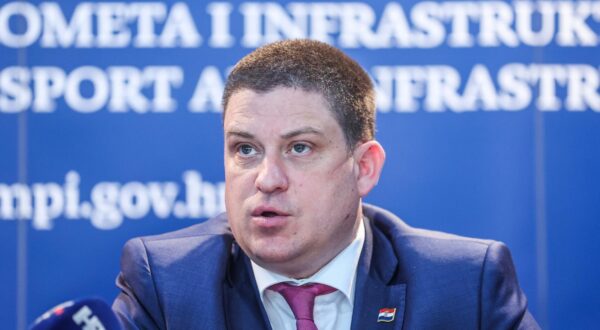 14.04.2025., Zagreb - U Ministarstvu mora, prometa i infrastrukture potpisani ugovori za provedbu projekata u sklopu Okvirnog nacionalnog programa za razvoj infrastrukture sirokopojasnog pristupa u podrucjima u kojima ne postoji dostatan komercijalni interes za ulaganja. Ugovore za cetiri projekta potpisali su potpredsjednik Vlade i ministar mora, prometa i infrastrukture Oleg Butkovic i ravnatelj SAFU-a Dragan Jelic, s korisnikom, Hrvatskim Telekomom na celu s clanom uprave i glavnim direktorom ua tehniku i informacijske tehnologije HT-a g. Boris Drilo i clanom uprave i glavnim direktorom za korporativne poslove HT-a  g. Sinisa Djuranovic. Rijec je o projektima ukupne vrijednosti gotovo 21,3 milijuna eura koji su sufinanciraju iz Nacionalnog plana oporavka i otpornosti.  Photo: Slavko Midzor/PIXSELL