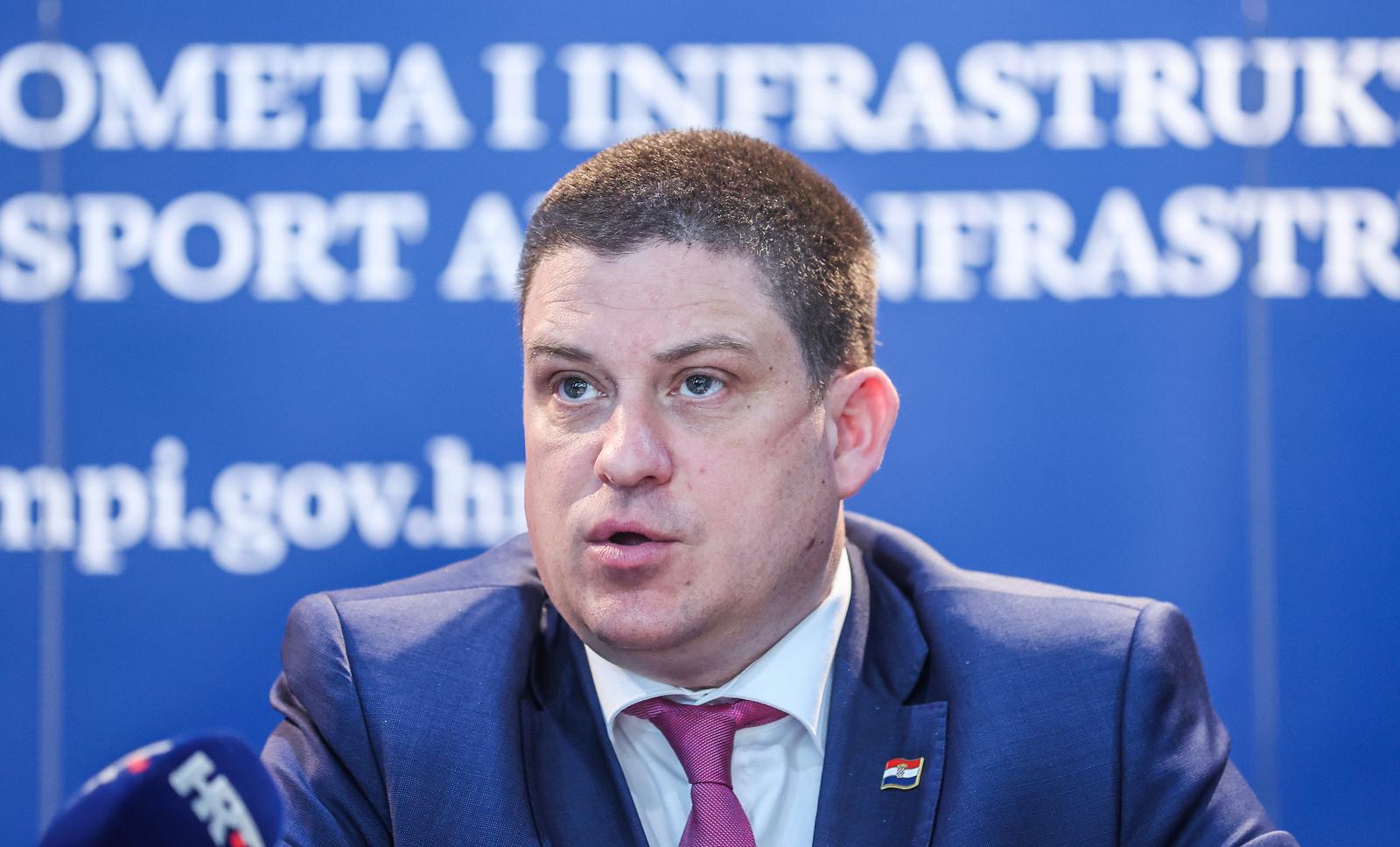 14.04.2025., Zagreb - U Ministarstvu mora, prometa i infrastrukture potpisani ugovori za provedbu projekata u sklopu Okvirnog nacionalnog programa za razvoj infrastrukture sirokopojasnog pristupa u podrucjima u kojima ne postoji dostatan komercijalni interes za ulaganja. Ugovore za cetiri projekta potpisali su potpredsjednik Vlade i ministar mora, prometa i infrastrukture Oleg Butkovic i ravnatelj SAFU-a Dragan Jelic, s korisnikom, Hrvatskim Telekomom na celu s clanom uprave i glavnim direktorom ua tehniku i informacijske tehnologije HT-a g. Boris Drilo i clanom uprave i glavnim direktorom za korporativne poslove HT-a  g. Sinisa Djuranovic. Rijec je o projektima ukupne vrijednosti gotovo 21,3 milijuna eura koji su sufinanciraju iz Nacionalnog plana oporavka i otpornosti.  Photo: Slavko Midzor/PIXSELL