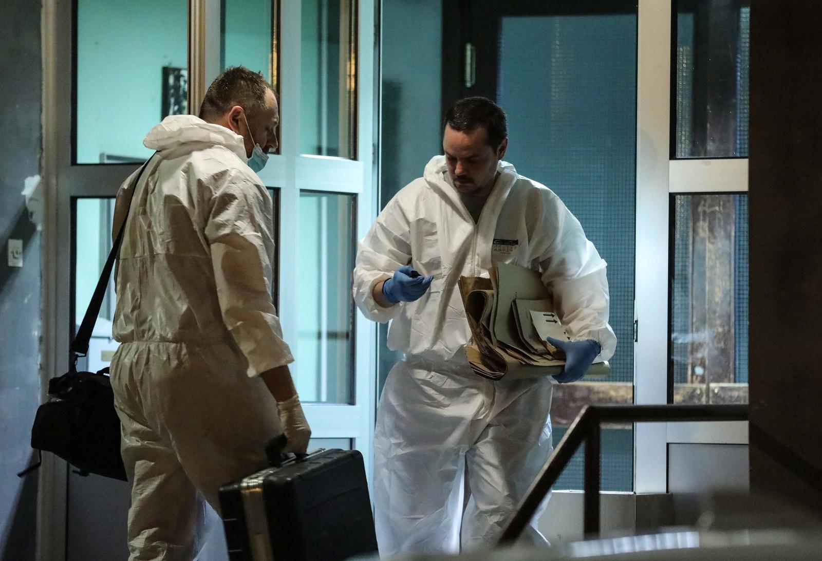 16.02.2020,Zagreb - Policijski sluzbenici iznose materijalne dokaze iz stana nakon forenzickog ocevida u Senovoj ulici 16.rPhoto: Jurica Galoic/PIXSELL