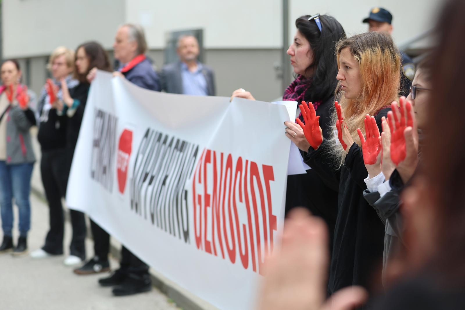 16.04.2024., Zagreb, Inicijativa za slobodnu Palestinu odrzala je akciju povodom tuzbe Nikaragve protiv Njemacke na Medjunarodnom sudu pravde na poziv siroke platforme organizacija u Njemackoj koje ukljucuju palestinske, zidovske, njemacke i medjunarodne glasove. Glavni zahtjev se odnosi na trenutacni prekid isporuka vojne opreme iz Njemacke u Izrael. Naime, Njemacka je drugi najveci izvoznik oruzja Izraelu. NAkon prosvjeda okupljenim medijima obratile su se Aneta Vladimirov i Zrinka Ravlic. Photo: Sanjin Strukic/PIXSELL