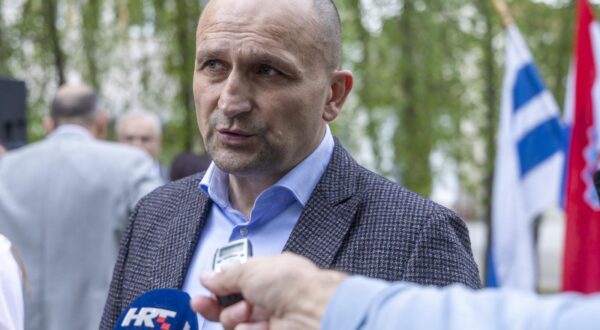 16.04.2025., Beli Manastir - Potpredsjednik Vlade, ministar obrane, potpredsjednik HDZ-a i predsjednik HDZ-a Osjecko - baranjske zupanije g. Ivan Anusic i saborska zastupnica i kandidatkinja HDZ-a za zupanicu Osjecko - baranjske zupanije gda Natasa Tramisak odrzali su konferenciju za medije na kojoj su predstavili kandidata HDZ-a Osjecko - baranjske zupanije za gradonacelnika Grada Belog Manastira, g. Igora Pavelica Photo: Borna jaksic/PIXSELL