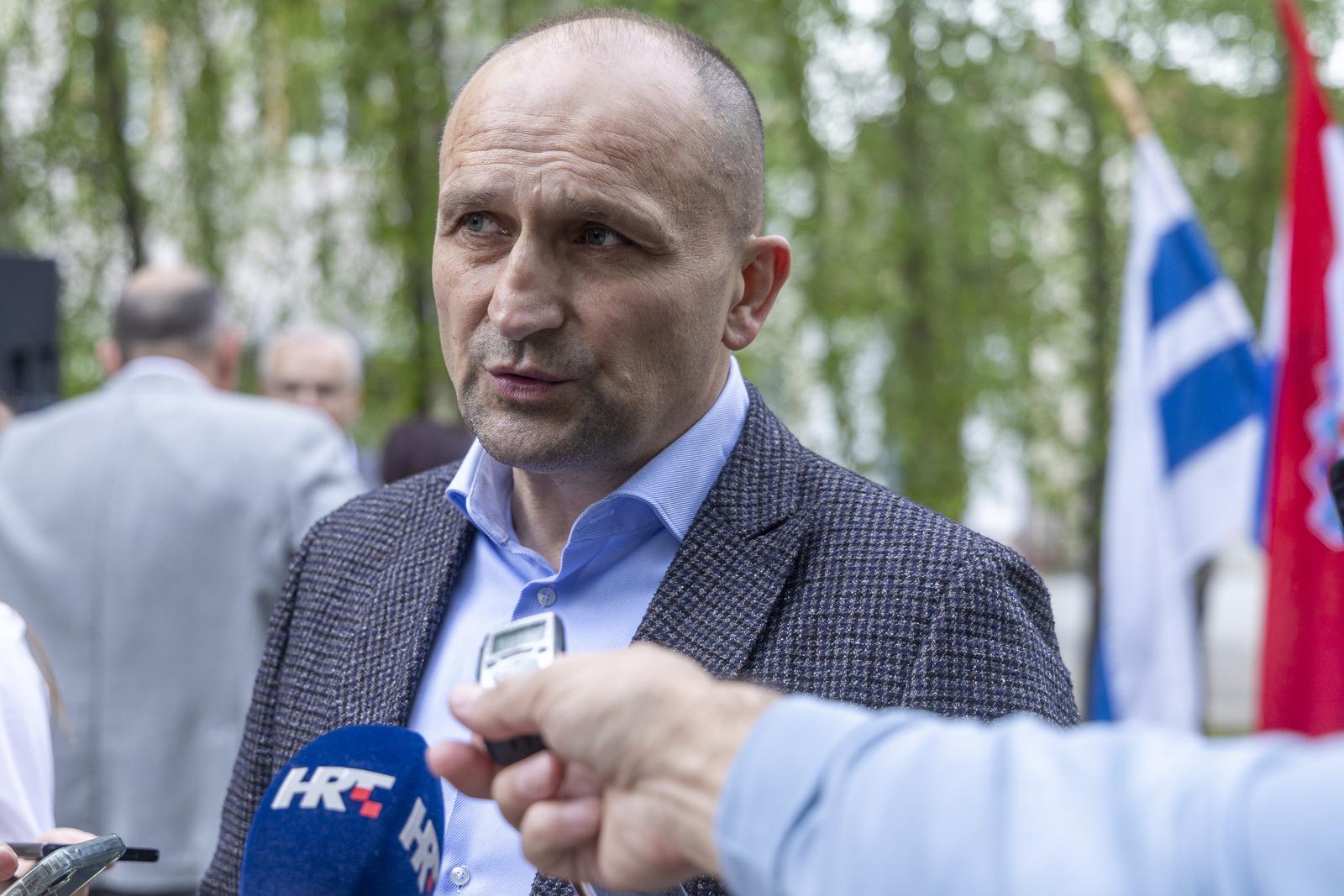 16.04.2025., Beli Manastir - Potpredsjednik Vlade, ministar obrane, potpredsjednik HDZ-a i predsjednik HDZ-a Osjecko - baranjske zupanije g. Ivan Anusic i saborska zastupnica i kandidatkinja HDZ-a za zupanicu Osjecko - baranjske zupanije gda Natasa Tramisak odrzali su konferenciju za medije na kojoj su predstavili kandidata HDZ-a Osjecko - baranjske zupanije za gradonacelnika Grada Belog Manastira, g. Igora Pavelica Photo: Borna jaksic/PIXSELL