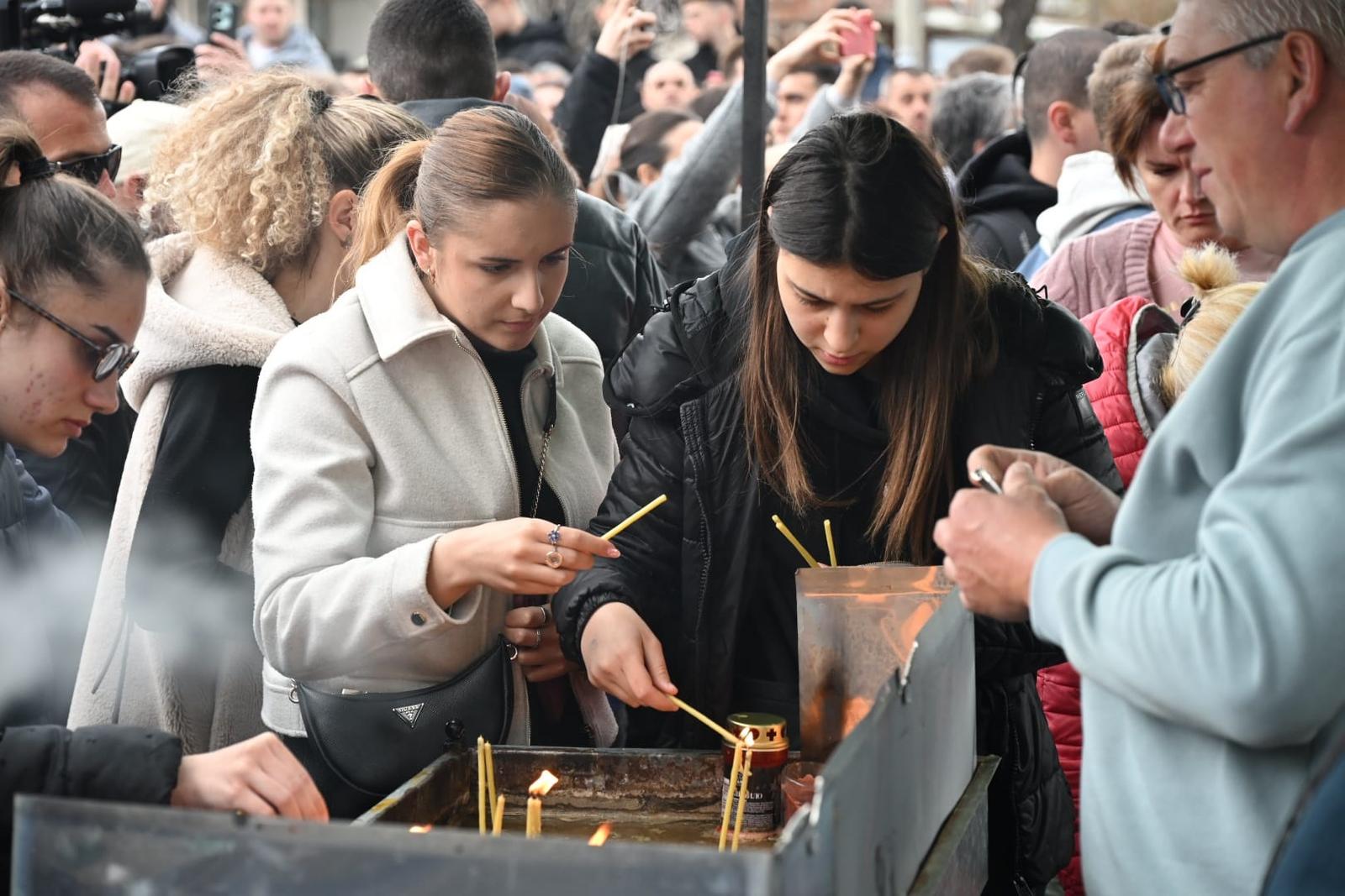 17.03.2025., Kocani, Sjeverna Makedonija - Gradjani na glavnom trgu u redovima cekaju da odaju pocast poginulima u požaru diskoteke.  Photo: STR-1234/PIXSELL