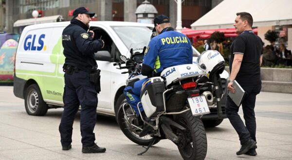 17.04.2025., Zagreb - Dostavni kombi udario djete na trgu bana Jospa Jelacica.  Photo: Marko Lukunic/PIXSELL