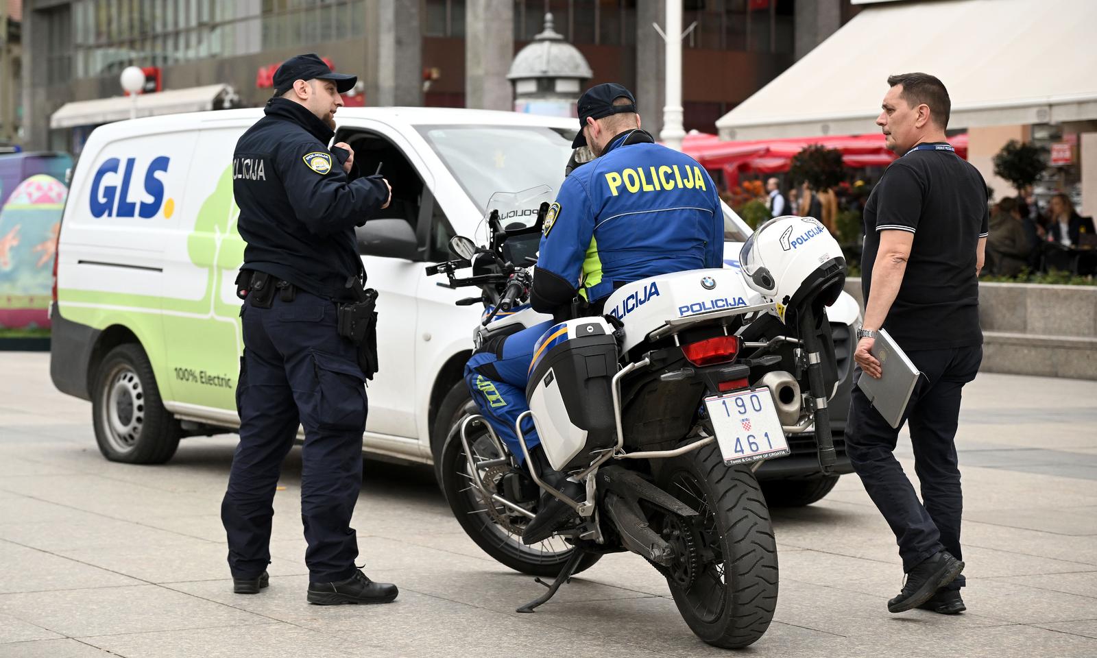 17.04.2025., Zagreb - Dostavni kombi udario djete na trgu bana Jospa Jelacica.  Photo: Marko Lukunic/PIXSELL