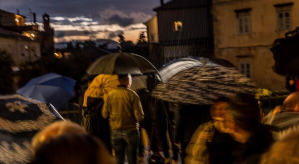 17 .04. 2025., Jelsa - Kisno predvecerje u Jelsi. Photo: Zvonimir Barisin/PIXSELL