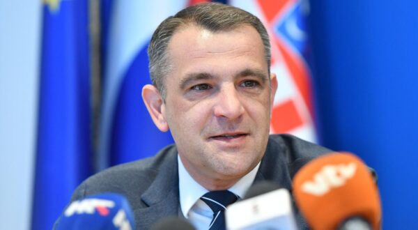 18.03.2025., Cakovec - U Maloj vijecnici Medjimurske zupanije potpisan je sporazum o sufinanciranju projekta "Skolska sportska dvorana Domasinec" te sporazum o sufinanciranju projekta "Dogradnja osnovne skole i sportske dvorane u Gornjem Mihaljevcu". zupan Medjimurske zupanije Matija Posavec Photo: Vjeran Zganec Rogulja/PIXSELL