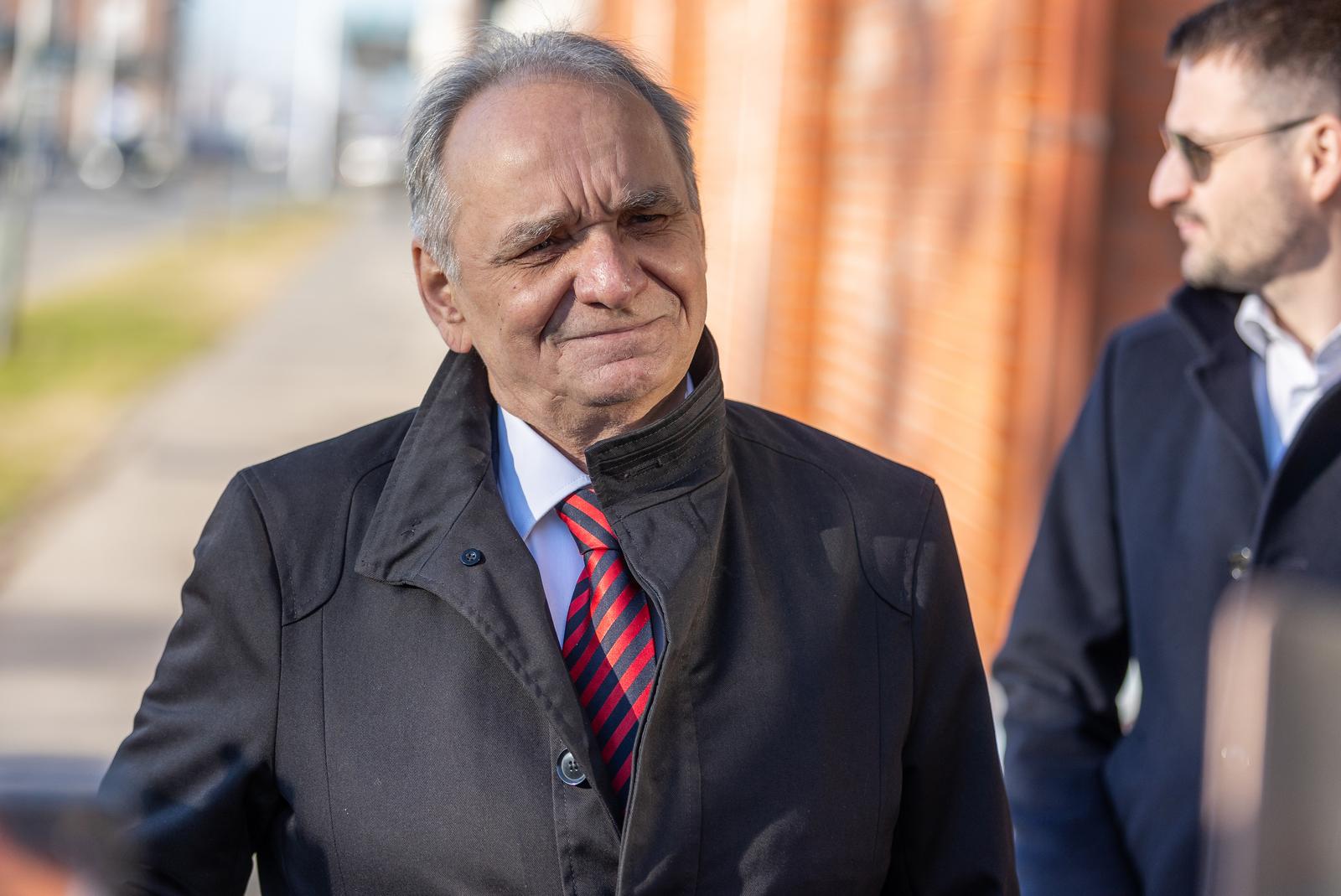 18.12.2023., Osijek - Branimir Glavas sazvao konferenciju za medije ispred zgrade PU osjecko baranjske zupanije prije ulaska na razgovor jer ga Vladimir Seks tereti za kazneno djelo prijetnja ubojstvom. Photo: Davor Javorovic/PIXSELL
