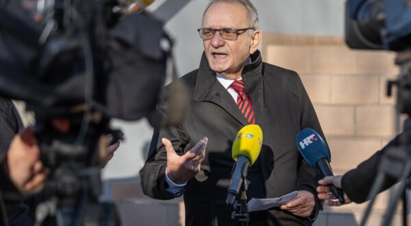 18.12.2023., Osijek - Branimir Glavas sazvao konferenciju za medije ispred zgrade PU osjecko baranjske zupanije prije ulaska na razgovor jer ga Vladimir Seks tereti za kazneno djelo prijetnja ubojstvom. Photo: Davor Javorovic/PIXSELL