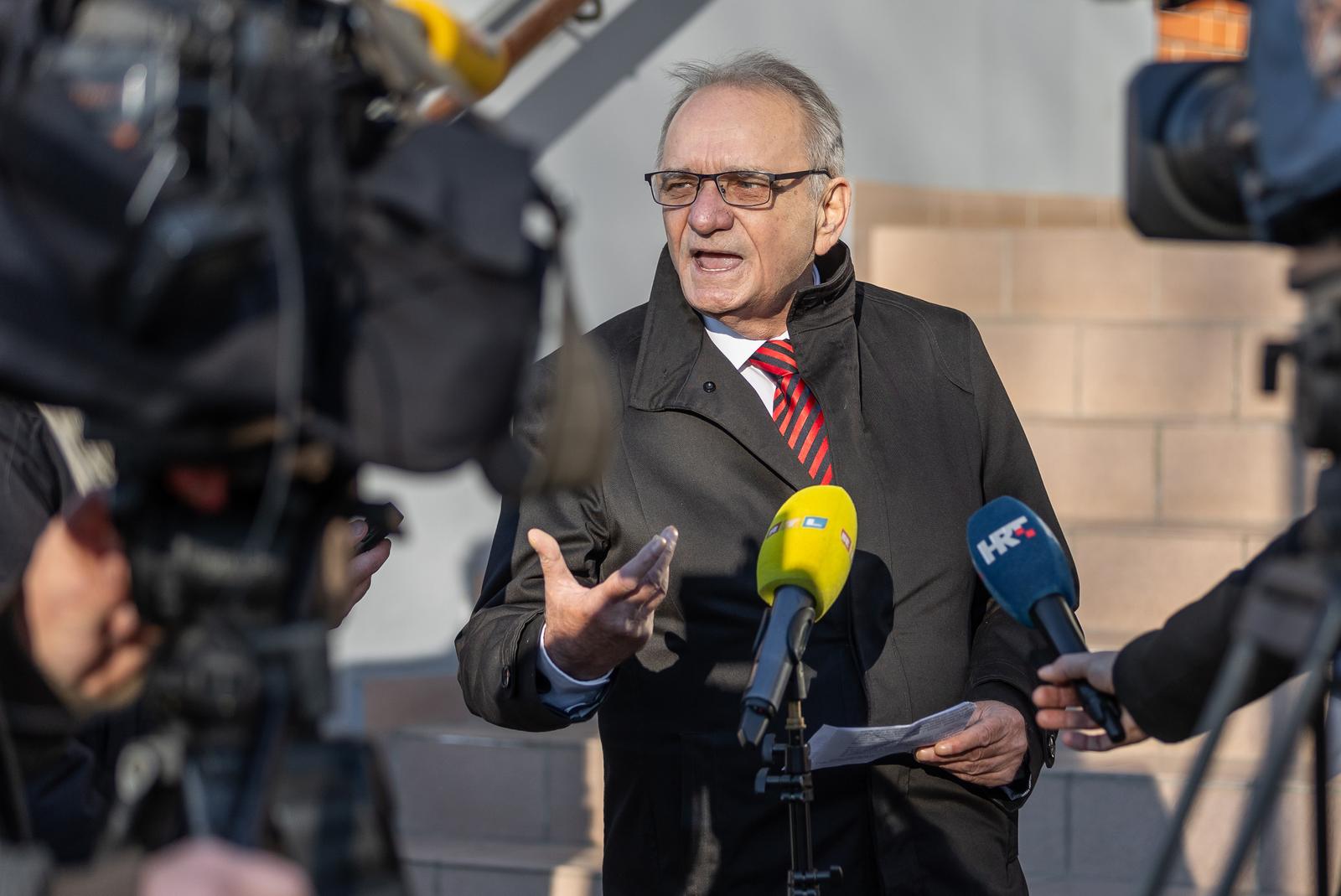 18.12.2023., Osijek - Branimir Glavas sazvao konferenciju za medije ispred zgrade PU osjecko baranjske zupanije prije ulaska na razgovor jer ga Vladimir Seks tereti za kazneno djelo prijetnja ubojstvom. Photo: Davor Javorovic/PIXSELL