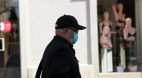 19.03.2020., Rijeka -  Terase zatvorenih ugostiteljskih objekata u centru grada, rijetki prolaznici sa maskama i kavama za van. "nPhoto:Goran Kovacic/PIXSELL