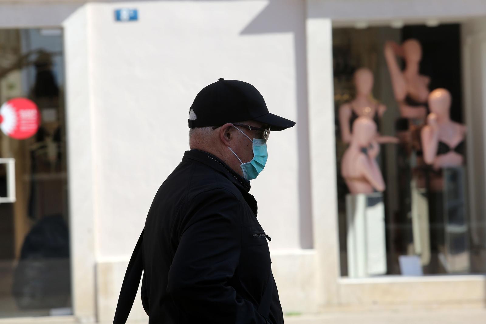 19.03.2020., Rijeka -  Terase zatvorenih ugostiteljskih objekata u centru grada, rijetki prolaznici sa maskama i kavama za van. "nPhoto:Goran Kovacic/PIXSELL