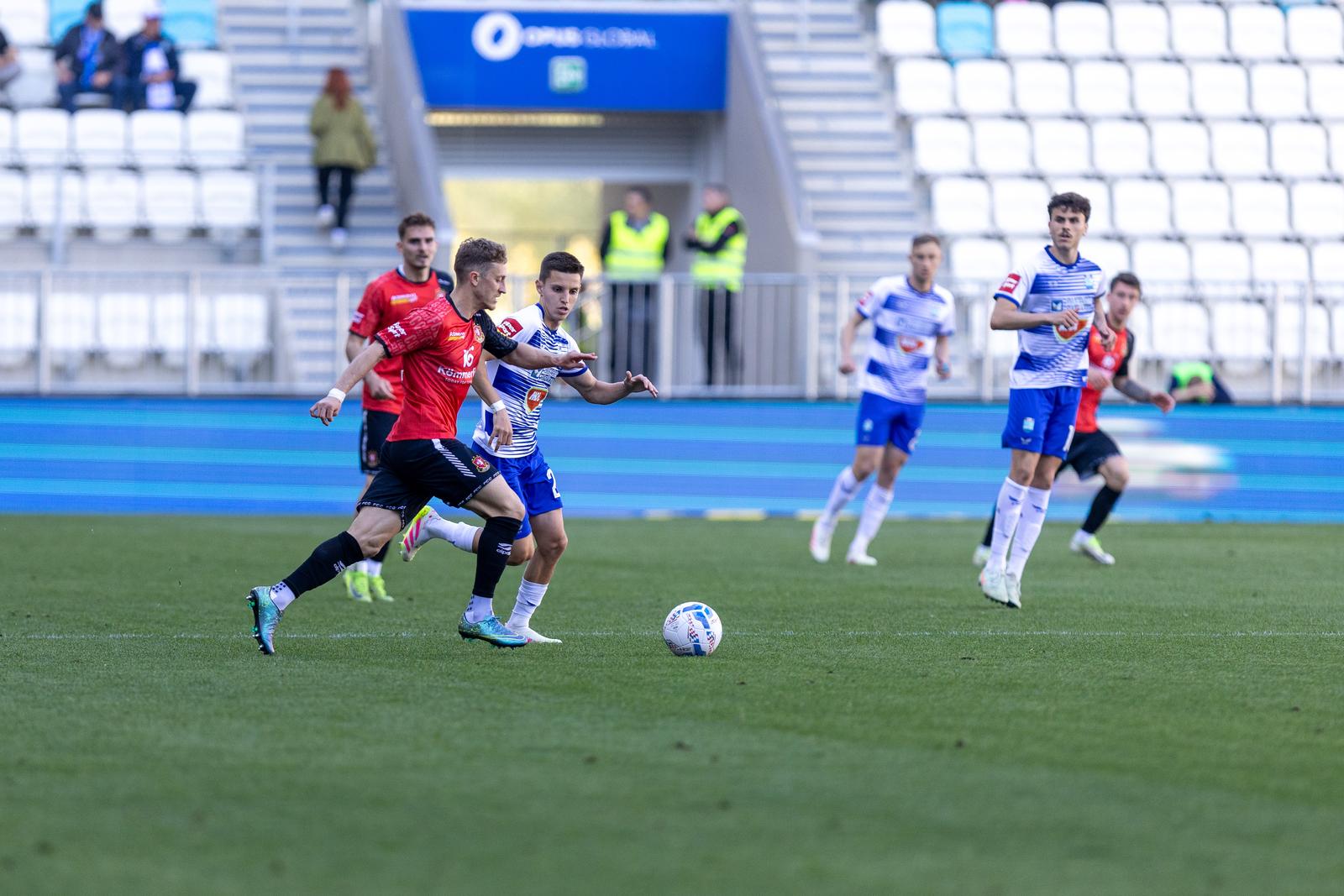 19.04.2025., stadion Opus Arena, Osijek - SuperSport HNL, 30. kolo, NK Osijek - HNK Gorica. Tibor Halilovic i Tiago Dantas Photo: Borna Jaksic/PIXSELL