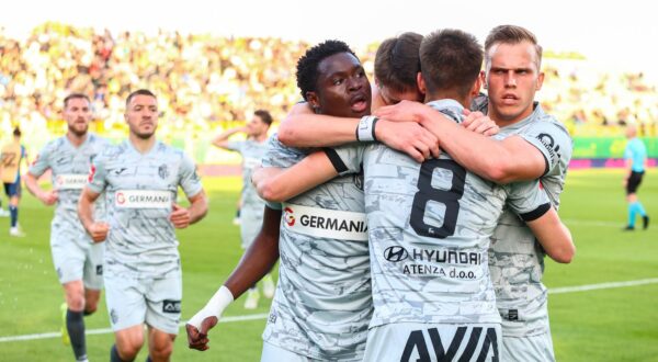 19.04.2025., stadion Aldo Drosina, Pula - SuperSport HNL, 30. kolo, NK Istra 1961 - HNK Rijeka. Slavlje nogometasa Istre nakon pogotka Salima Fage Lawala za vodstvo 1:0. Salim Fago Lawal, George Gagua, Antonio Mauric i Advan Kadusic Photo: Srecko Niketic/PIXSELL