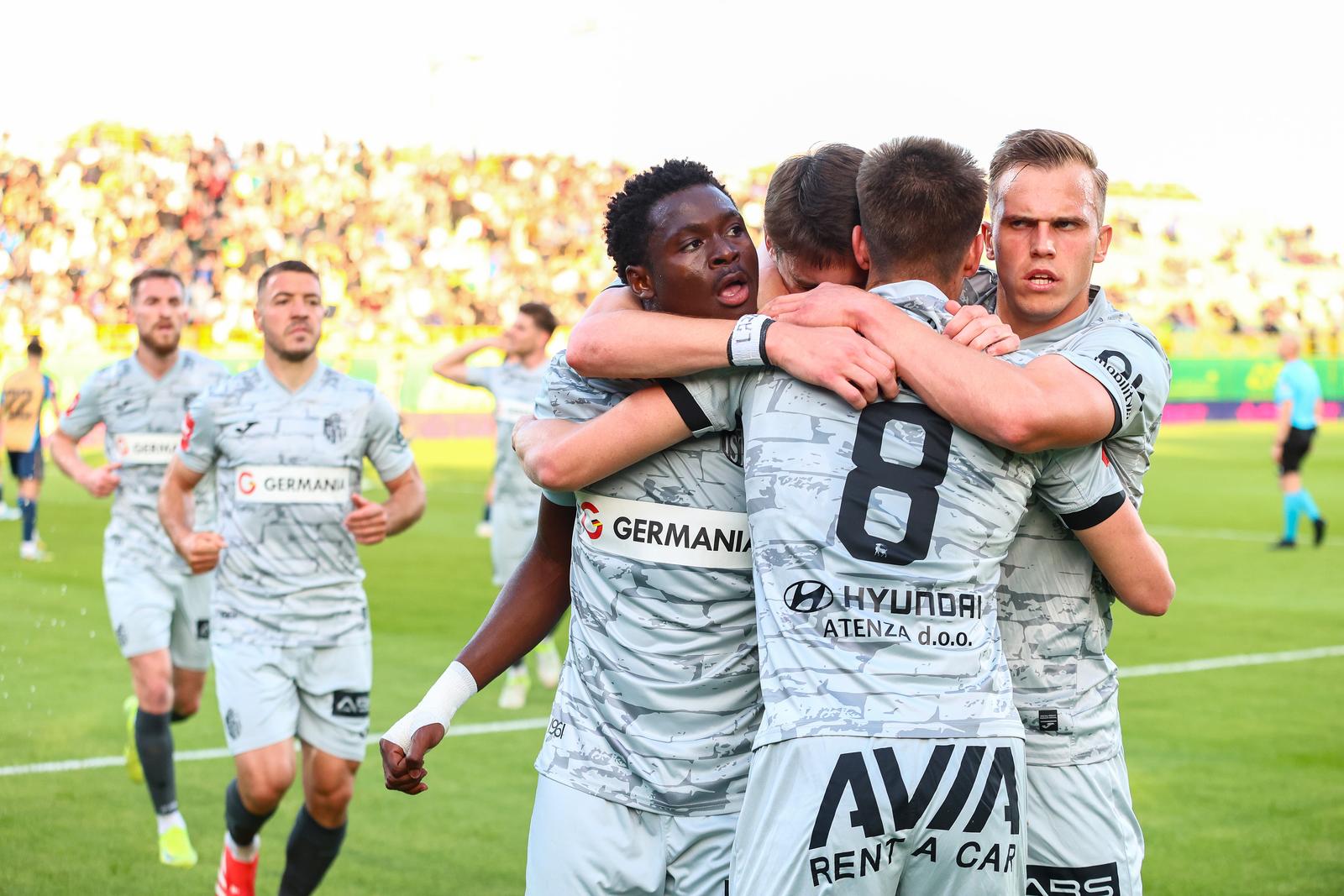 19.04.2025., stadion Aldo Drosina, Pula - SuperSport HNL, 30. kolo, NK Istra 1961 - HNK Rijeka. Slavlje nogometasa Istre nakon pogotka Salima Fage Lawala za vodstvo 1:0. Salim Fago Lawal, George Gagua, Antonio Mauric i Advan Kadusic Photo: Srecko Niketic/PIXSELL