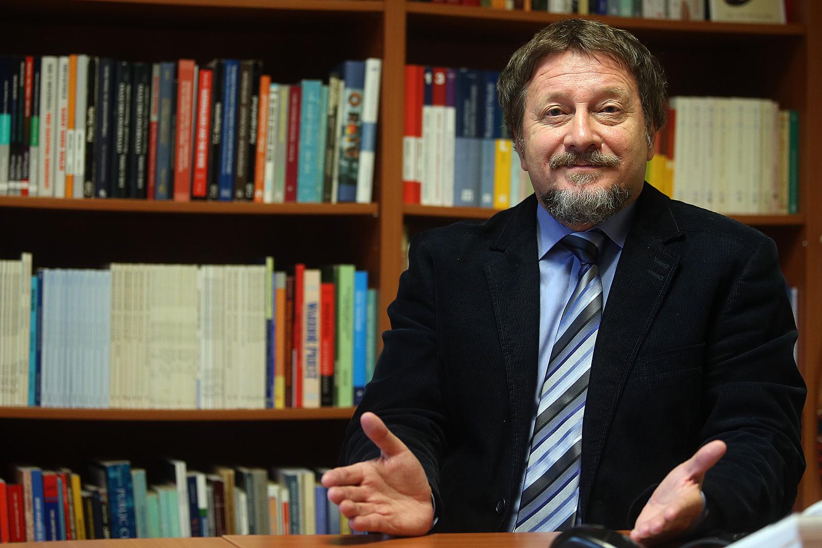 19.10.2015., Zagreb - Tihomir Cipek, profesor na Fakultetu politickih znanosti."nPhoto: Goran Stanzl/PIXSELL