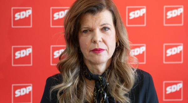20.02.2025., Prostorije SDPa, Dubrovnik - Anita Bonacic Obradovic, vijecnica u Gradskom vijecu Grada Dubrovnika i Biljana Borzan, potpredsjednica SDP-a i eurozastupnica odrzale su konferenciju za medije s temom "Jesmo li gradjani drugog reda?".

 Photo: Grgo Jelavic/PIXSELL