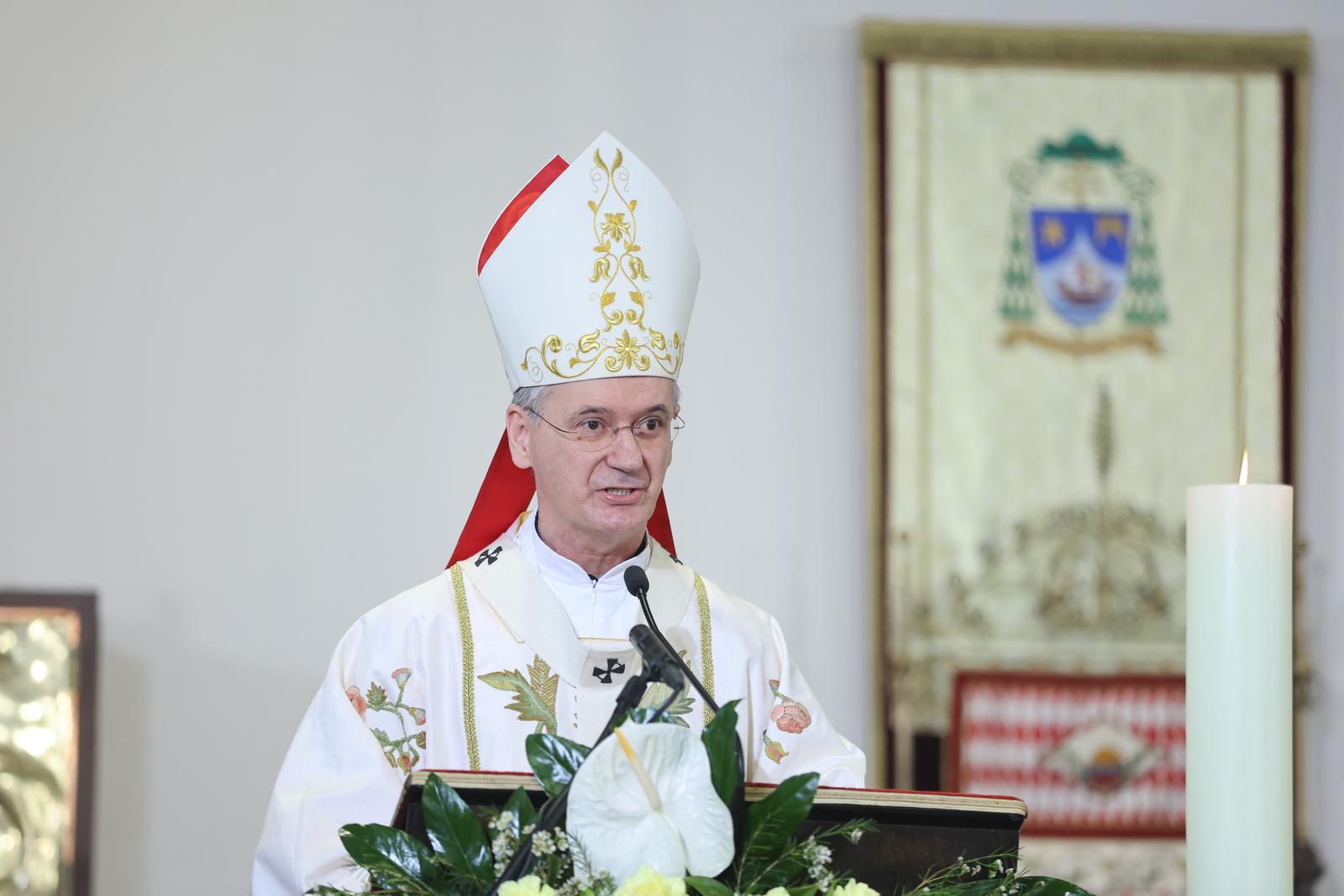 20.04.2025., Zagreb - Bogosluzni prostor bl. Alojzija Stepinca. Predsjednik Hrvatskoga sabora Gordan Jandrokovic, Goran Grlic Radman, Nina Obuljen Korzinek, Radovan Fuchs, Tomo Medvedm Zeljko Reiner, Marija Vuckovic nazocili su svetoj misi u povodu Uskrsa koju je predvodio mons. Drazen Kutlesa, zagrebacki nadbiskup i metropolit u drustvu Josipa Bozanica i ostalih svecenika. Photo: Sanjin Strukic/PIXSELL