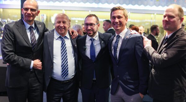 21.02.2025., stadion Maksimir, Zagreb - Predstavljanje Sporazuma o uklanjanju postojeceg i izgradnji novog Gradskog stadiona Maksimir izmedju Vlade Republike Hrvatske i Grada Zagreba kojem su prisustvovali predsjednik GNK Dinamo Zagreb Velimir Zajec, predsjednik Hrvatskog nogometnog saveza Marijan Kustic, zamjenik gradonacelnika Grada Zagreba Luka Korlaet, ministar turizma i sporta Tonci Glavina, drzavni tajnik u Ministarstvu turizma i sporta Josip Pavic, potpredsjednik Vlade i ministra prostornoga uredjenja, graditeljstva i drzavne imovine Branko Bacic, koji je odrzao i prezentaciju o projektu, gradonacelnik Grada Zagreba Tomislav Tomasevic te predsjednik Vlade Andrej Plenkovic. Photo: Goran Stanzl/PIXSELL