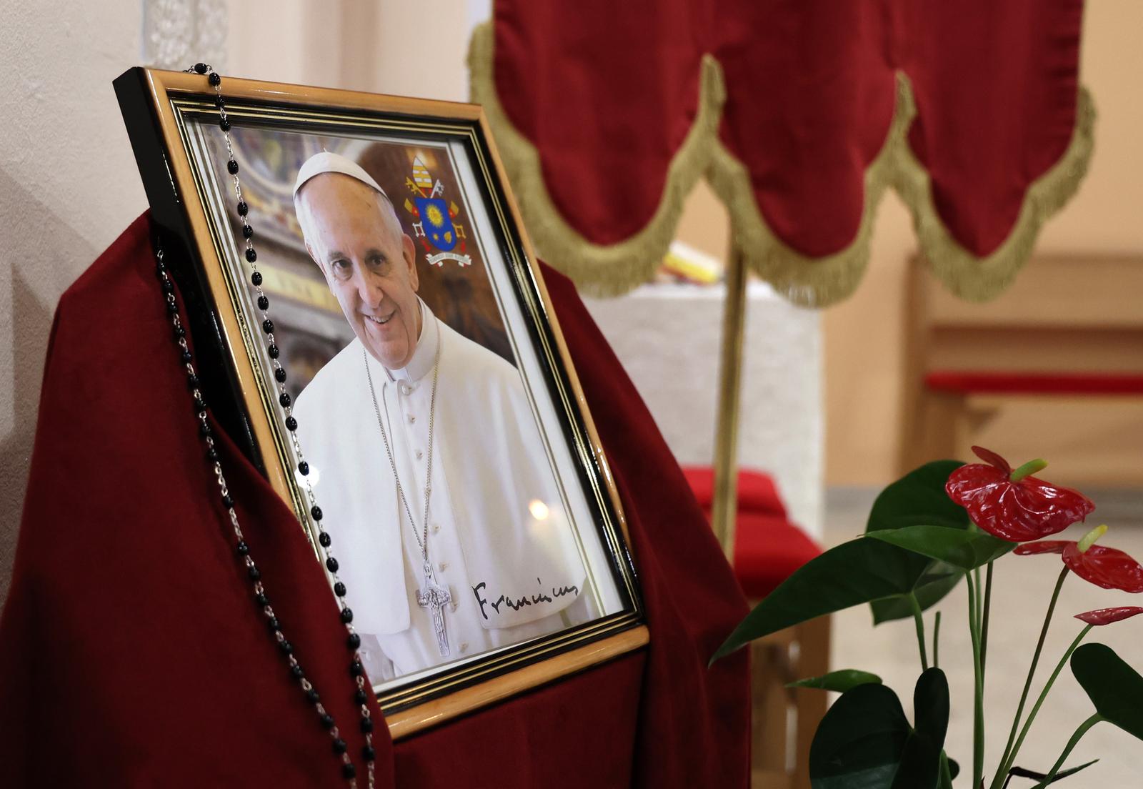 21.04.2025., Sibenik -U zupi sv. Jeronima, Meterize - Sibenik, u crkvi sv Jeronima otvorena je knjiga sucuti povodom smrti Papa Franje. Photo: Dusko Jaramaz/PIXSELL