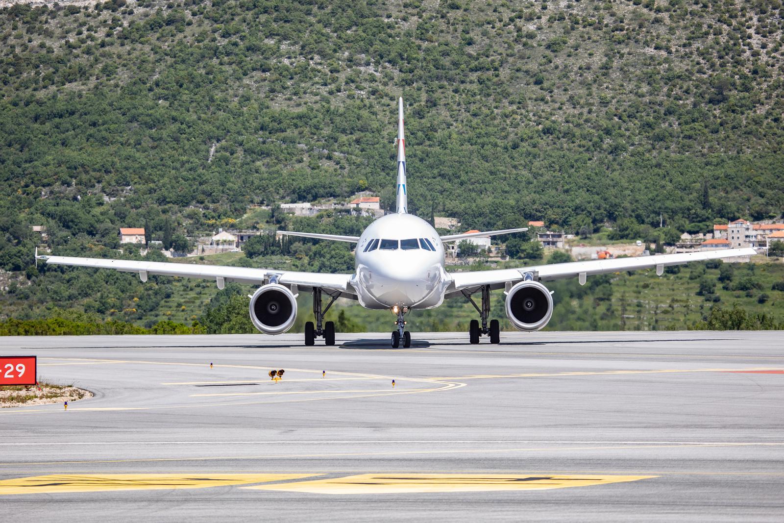 21.05.2021., Zracna luka Dubrovnik, Konavle - Danas je prvim letom na liniji Frankfurt -Dubrovnik nacionalni avioprijevoznik Croatia Airlines poceo izravno povezivati Dubrovnik s medjunarodnim destinacijama tijekom ovogodisnje turisticke sezone. Putnike su nakon slijetanja Airbusa A319 pod imenom 'Pula' docekali predstavnici poslovodstva Croatia Airlinesa, Zracne luke Dubrovnik i Turisticke zajednice Grada Dubrovnika.rPhoto: Grgo Jelavic/PIXSELL