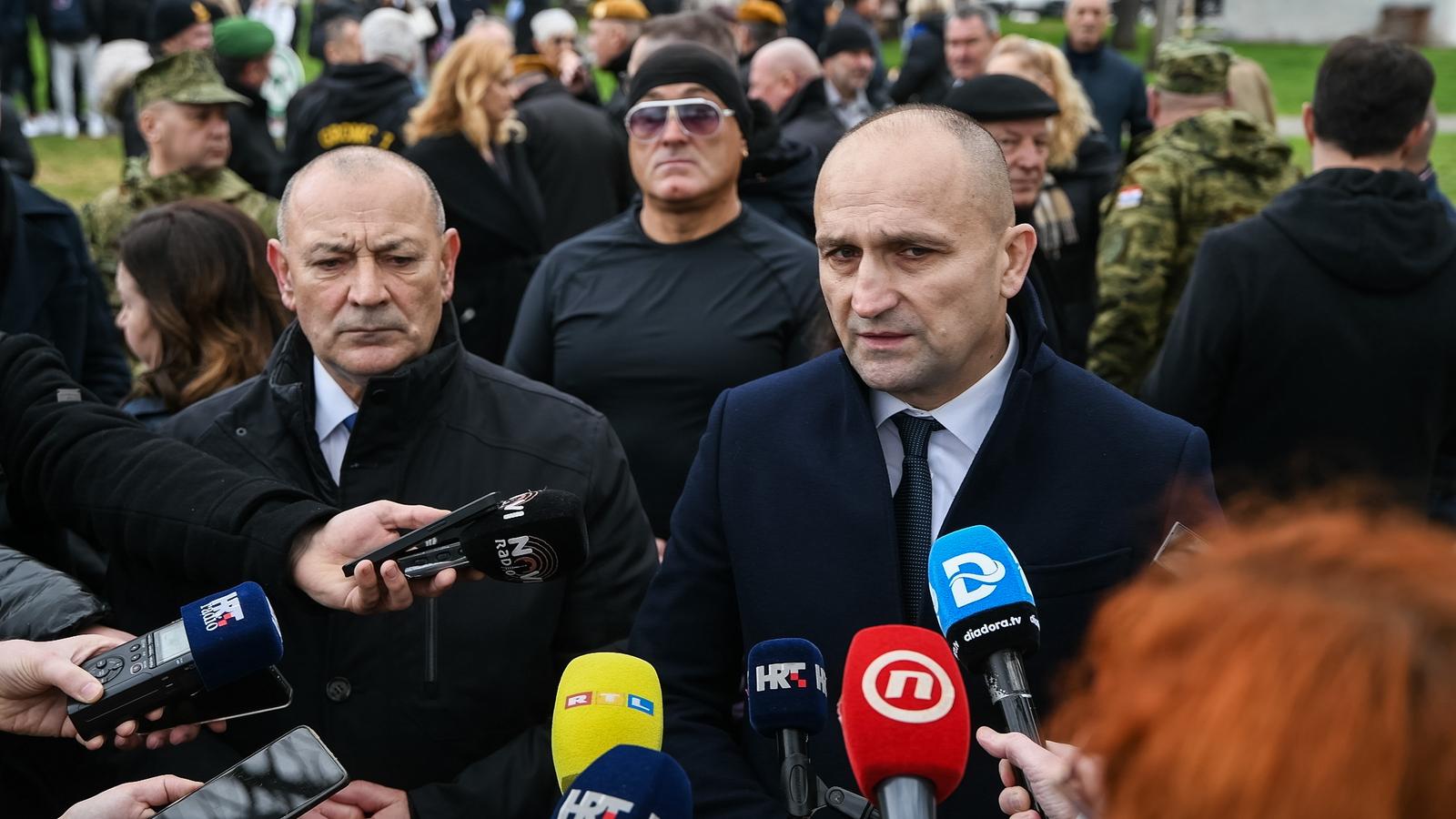 22.01.2025., Zadar - Odavanje pocasti u parku u uvali Jazine kod spomenika hrvatskim braniteljima "Kocke" povodom obljetnice VRO Maslenica. potpredsjednik Vlade i ministar branitelja Tomo Medved, potpredsjednik Vlade i ministar obrane Ivan Anusic Photo: Pixsell/PIXSELL