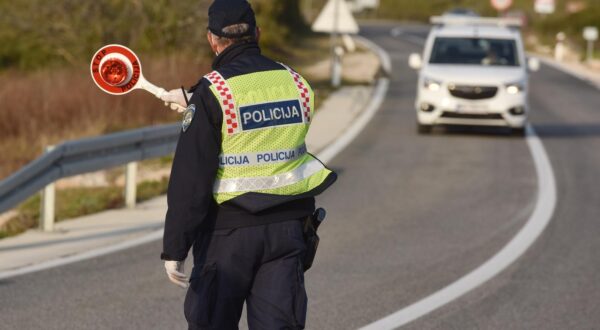 22.03.2020., Tisno - Odlukom policijske uprave Sibensko-kninske zupanije, danas 22. ozujka od 15.00 sati zaustavljen je promet prema otoku Murteru. Mjera je na snazi zbog opasnosti od sirenja koronavirusa. Strogu kontrolu vrse policijski sluzbenici uz pomoc vatrogasnih jedinica. Photo: Hrvoje Jelavic/PIXSELL