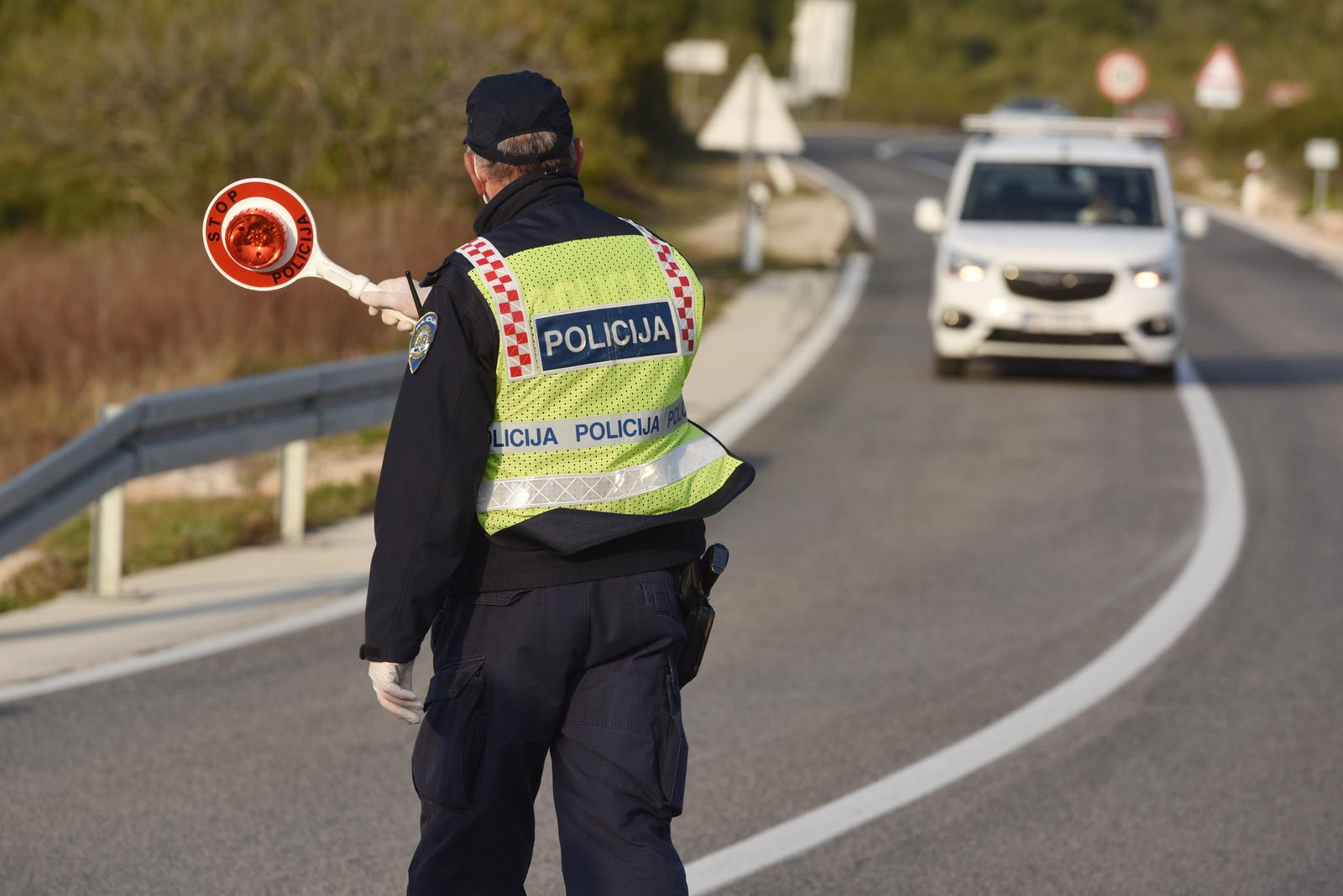 22.03.2020., Tisno - Odlukom policijske uprave Sibensko-kninske zupanije, danas 22. ozujka od 15.00 sati zaustavljen je promet prema otoku Murteru. Mjera je na snazi zbog opasnosti od sirenja koronavirusa. Strogu kontrolu vrse policijski sluzbenici uz pomoc vatrogasnih jedinica. Photo: Hrvoje Jelavic/PIXSELL