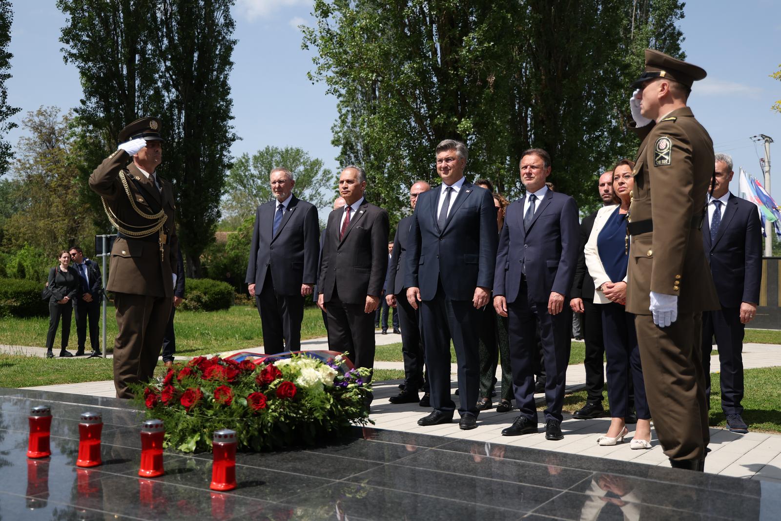 22.04.2025., Jasenovac - 80. obljetnica proboja zatocenika iz Jasenovca obiljezena je svecanim otvorenjem komemorativnog projekta Staze sjecanja.  Na romskom groblju Ustica  polozeni su vijenci i zapaljene svijece. Davor Bozinovic, Veljko Kajtazi, Gordan Grlic Radman, Andrej Plenkovic, Gordan Jandrokovic, Damir Habijan Photo: Matija Habljak/PIXSELL