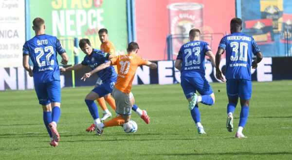 22.04.2025., Gradski stadion Ivan Kusek Apas, Koprivnica - SuperSport HNL, 31. kolo, NK Slaven Belupo - NK Varazdin. Ljuban Crepulja i Dimitar Mitrovski Photo: Damir Spehar/PIXSELL