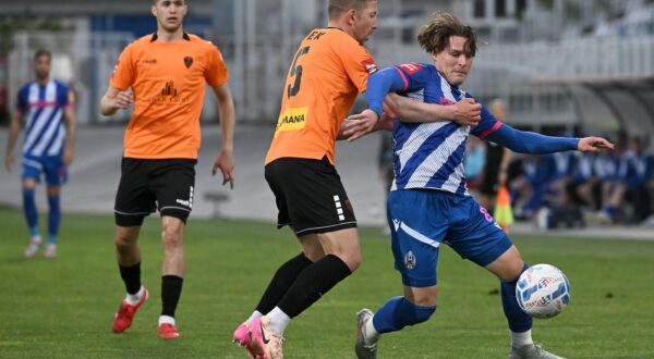 22.04.2025., stadion u Kranjcevicevoj ulici, Zagreb - SuperSport HNL, 31. kolo, NK Lokomotiva - HNK Sibenik. Lovro Cvek i Robert Mudrazija Photo: Marko Lukunic/PIXSELL