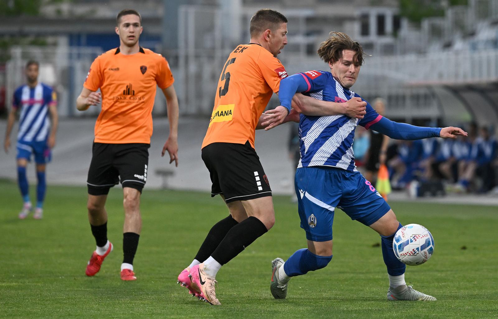 22.04.2025., stadion u Kranjcevicevoj ulici, Zagreb - SuperSport HNL, 31. kolo, NK Lokomotiva - HNK Sibenik. Lovro Cvek i Robert Mudrazija Photo: Marko Lukunic/PIXSELL