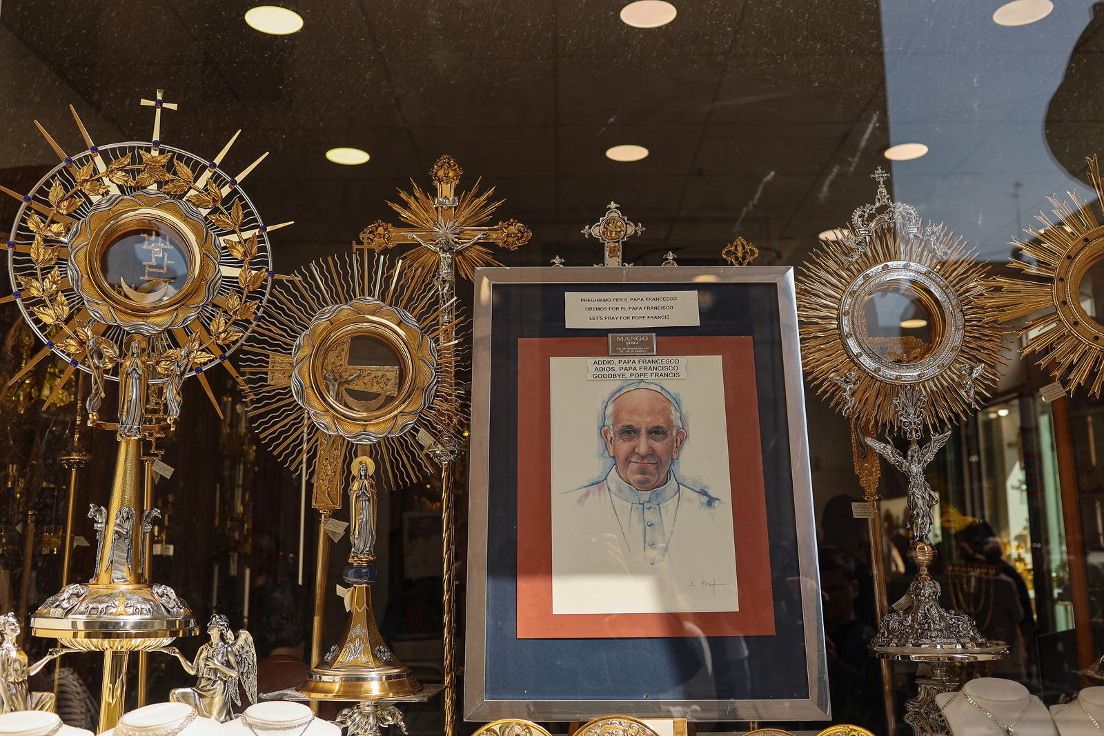 23.04.2025., Rim, Italija - Brojni vjernici nakon procesije s tijelom pape Franje formirali su red na Trgu sv. Petra kako bi se posljednji puta poklonili papi Franji u bazilici sv. Petra. Photo: Luka stanzl/PIXSELL