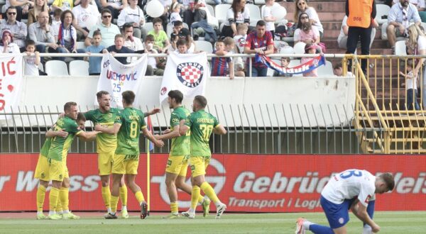 23.04.2025., stadion Poljud, Split - SuperSport HNL, 31. kolo, HNK Hajduk - NK Istra 1961. Slavlje nogometasa Istre nakon pogotka Vinka Rozica za vodstvo 1:0. Advan Kadusic, Vinko Rozic, George Gagua, Josip Radosevic, Antonio Mauric i Stjepan Loncar Photo: Ivo Cagalj/PIXSELL
