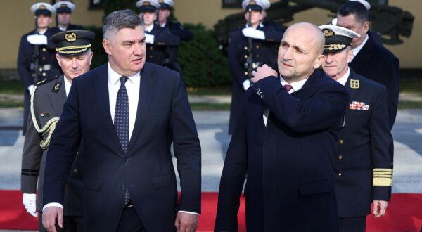 23.11.2023., Hrvatsko vojno uciliste Dr. Franjo Tudjman, Zagreb - Predsjednik Republike Hrvatske Zoran Milanovic i vrhovni zapovjednik Oruzanih snaga Republike Hrvatske i potpredsjednik Vlade RH i ministar obrane Ivan Anusic sudjelovali su na promociji novih casnika Oruzanih snaga Republike Hrvatske i dodjeli prvih casnickih cinova zdravstvene sluzbe na Hrvatskom vojnom ucilistu Dr. Franjo Tudjman. Novi ministar i predsjednik po prvi puta su se sreli i rukovali. Photo: Goran Stanzl/PIXSELL