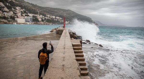 24.03.2025., Stara gradska jezgra, Dubrovnik - Jako jugo na dubrovackom podrucju. Photo: Grgo Jelavic/PIXSELL