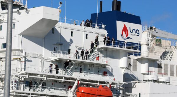 24.11.2022., otok Krk - Premijer Andrej Plenkovic  sa saveznim kancelarom Republike Austrije Karlom Nehammerom i predsjednikom Vlade Savezne drzave Bavarske Markusom Soederom obisao LNG terminal u Omislju na Krku.  Photo: Goran Kovacic/PIXSELL