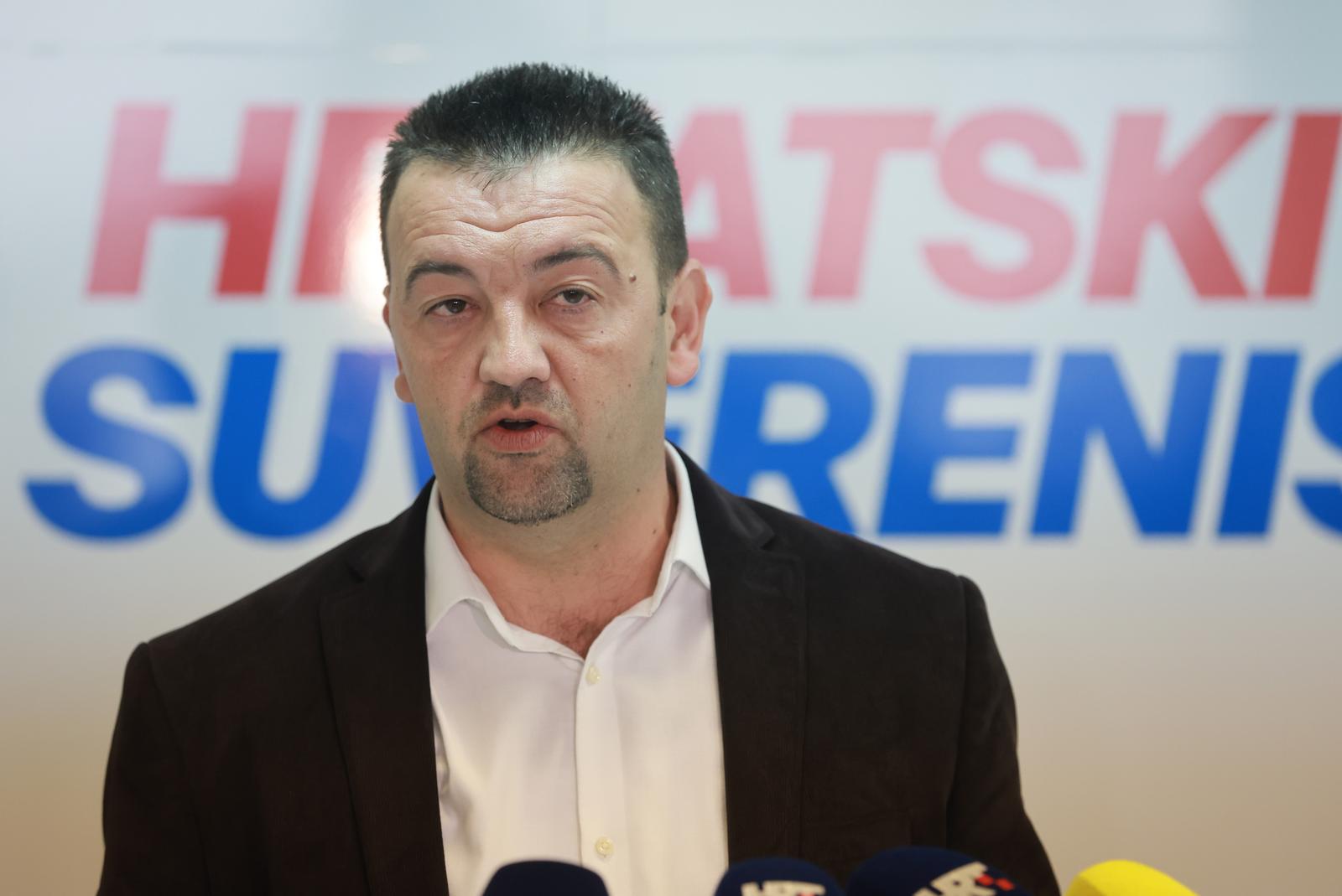 25.04.2025., Vukovar - Marijan Pavlicek, saborski zastupnik i predsjednik Hrvatskih suverenista odrzao je konferenciju za medije s temom podizanje kaznene prijave protiv gradonacelnika grada Vukovara Ivana Penave. Photo: Davor Javorovic/PIXSELL