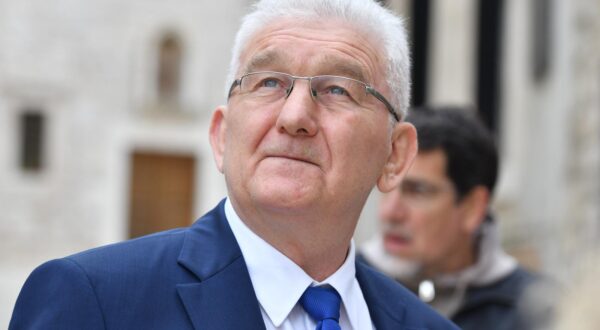 26.03.2025., Sibenik - Konferencija za medije MOST-a BUZ-a na kojoj su govorili saborski zastupnik Ivica Ledenko i Milivoj Spika, predsjednik stranke Blok umirovljenici zajedno.  Photo: Hrvoje Jelavic/PIXSELL