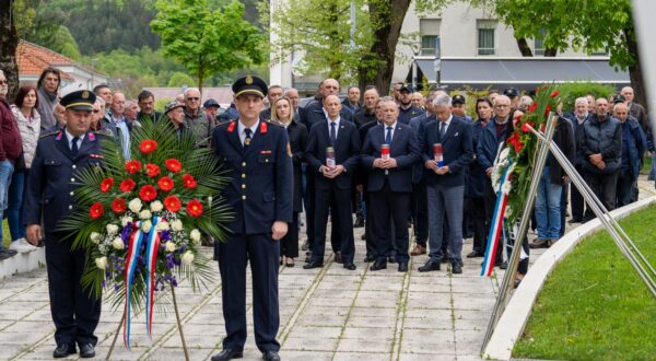 26.04.2025., Otocac - Udruga veterana 'Kluba 119. brigade HV-a' odala je pocast svojim poginulim suborcima na lickom bojistu, polaganjem vijenaca na spomeniku hrvatskim braniteljima iz Domovinskog rata. Nakon toga uslijedilo je svecano otkrivanje obnovljenog spomenika u Smolcic uvali iznad mjesta Dabar za sve stradale  pripadnike 119. Br. HV-a. Dogadjanju su prisustvovali: Ministar hrvatskih branitelja i potpredsjednik Vlade RH Tomo Medved, zupan Licko-senjski Ernest Petry, Istarski zupan Boris Miletic, Gradonacelnik grada Otocca Goran Bukovac, Gradonacelnik grada Pule Filip Zoricic, te brojni suborci iz Istre i Like. Photo: Hrvoje Kostelac/PIXSELL