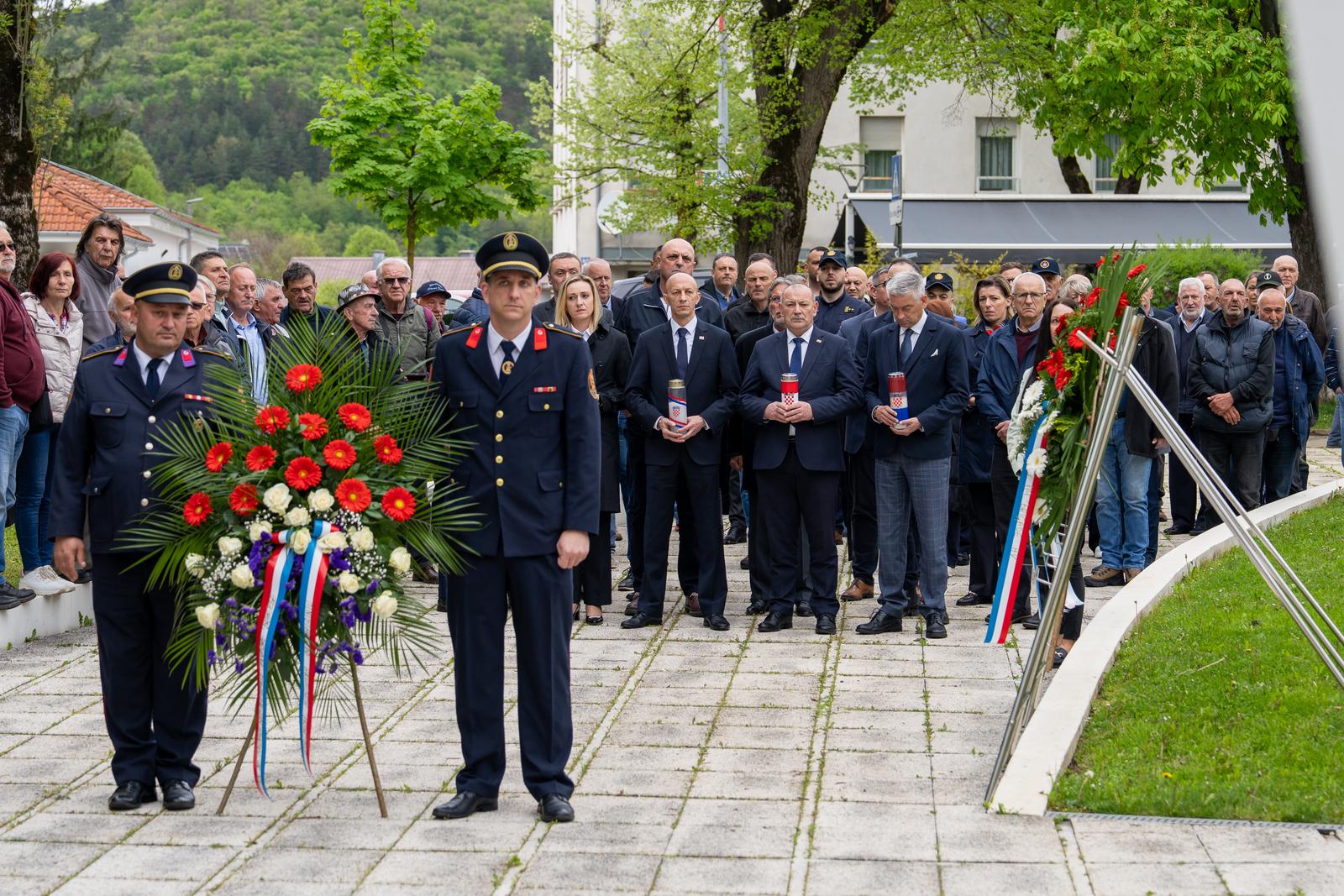 26.04.2025., Otocac - Udruga veterana 'Kluba 119. brigade HV-a' odala je pocast svojim poginulim suborcima na lickom bojistu, polaganjem vijenaca na spomeniku hrvatskim braniteljima iz Domovinskog rata. Nakon toga uslijedilo je svecano otkrivanje obnovljenog spomenika u Smolcic uvali iznad mjesta Dabar za sve stradale  pripadnike 119. Br. HV-a. Dogadjanju su prisustvovali: Ministar hrvatskih branitelja i potpredsjednik Vlade RH Tomo Medved, zupan Licko-senjski Ernest Petry, Istarski zupan Boris Miletic, Gradonacelnik grada Otocca Goran Bukovac, Gradonacelnik grada Pule Filip Zoricic, te brojni suborci iz Istre i Like. Photo: Hrvoje Kostelac/PIXSELL