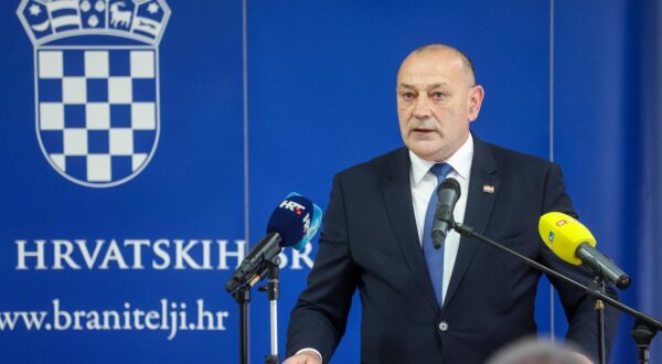 28.03.2025., Zagreb - U ministarstvu branitelja urucene su braniteljske zahvalnice postrojbama sudionicama Akcije Plitvice - Krvavi Uskrs. potpredsjednik Vlade i ministar branitelja Tomo Medved Photo: Slavko Midzor/PIXSELL