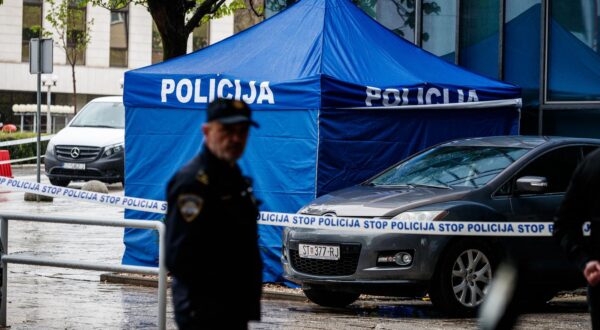 28.03.2025., Split - Nesto prije 12 sati dogodio se pokusaj pljacke u Erste banci u Gundulicevoj ulici, preko puta zgrada Opcinskog i Zupanijskog suda u Splitu. Razbojnik je navodno uzeo zastitara za taoca te je pokusao pobjeci, ali je vrlo brzo na mjesto dogadjaja stigla policija te je doslo do pucnjave. Pljačkac je ubijen. Photo: Zvonimir Barisin/PIXSELL