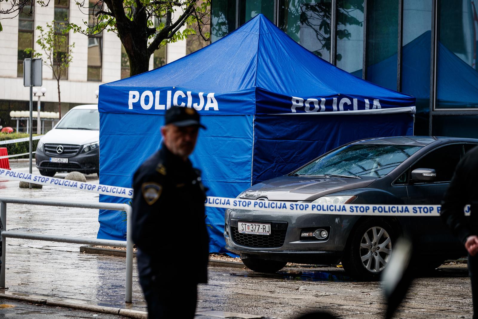 28.03.2025., Split - Nesto prije 12 sati dogodio se pokusaj pljacke u Erste banci u Gundulicevoj ulici, preko puta zgrada Opcinskog i Zupanijskog suda u Splitu. Razbojnik je navodno uzeo zastitara za taoca te je pokusao pobjeci, ali je vrlo brzo na mjesto dogadjaja stigla policija te je doslo do pucnjave. Pljačkac je ubijen. Photo: Zvonimir Barisin/PIXSELL
